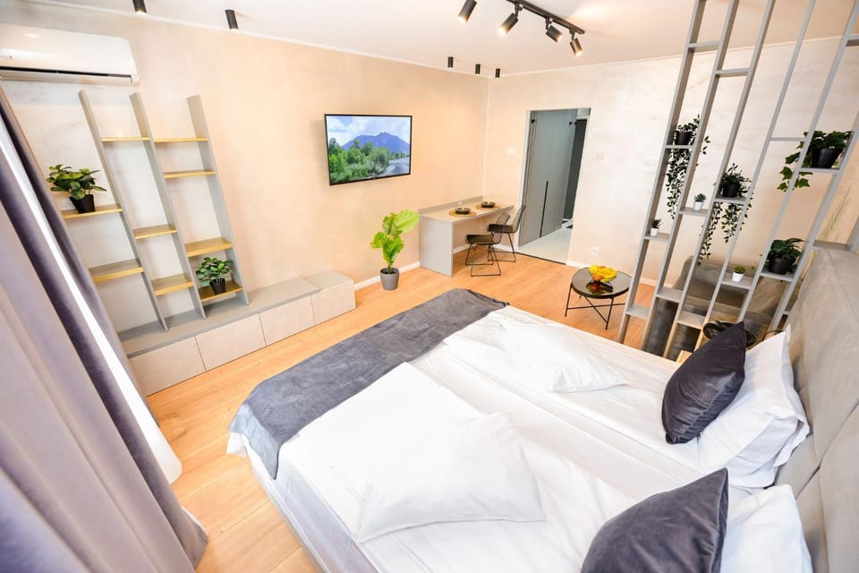 Park Studio Cismigiu Gardens - Quiet Room - Smart Tv Apartment in Bucharest