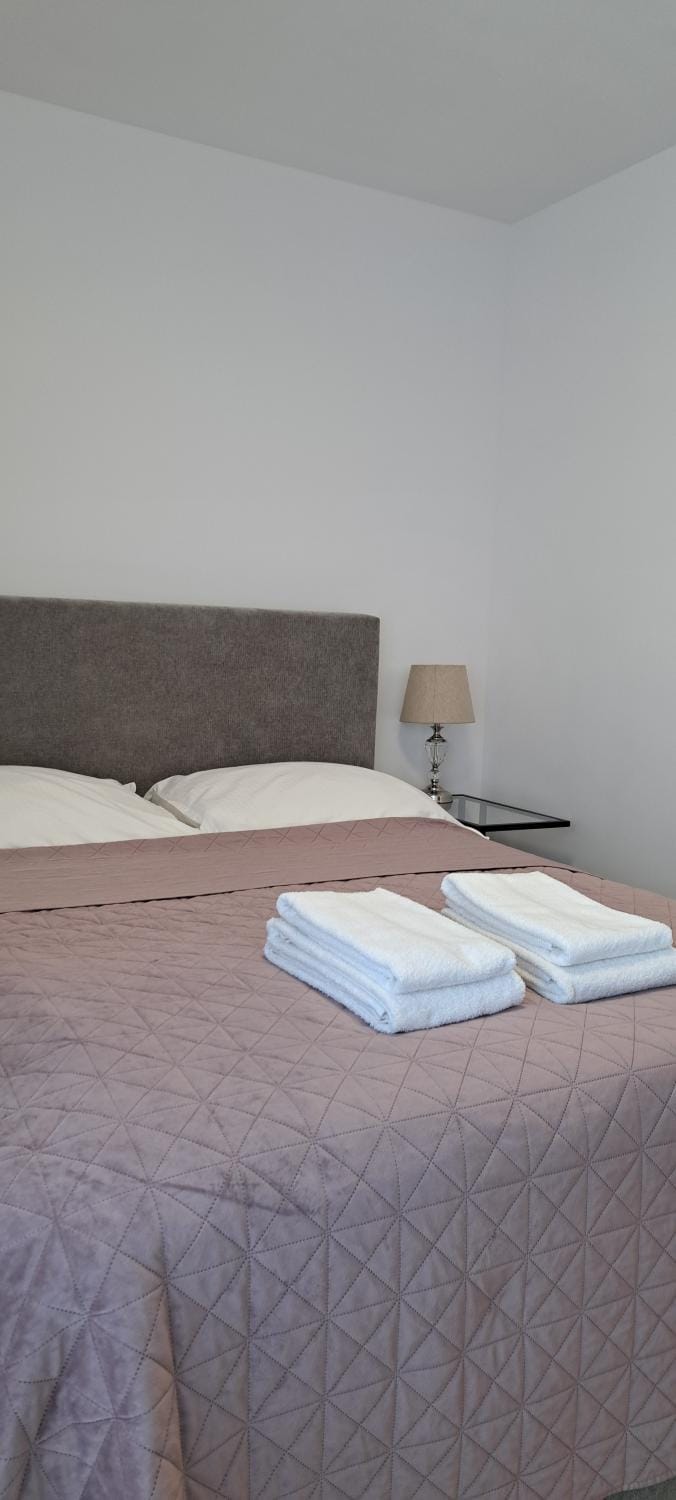 Bed, Photo of the whole room, Bedroom, towels