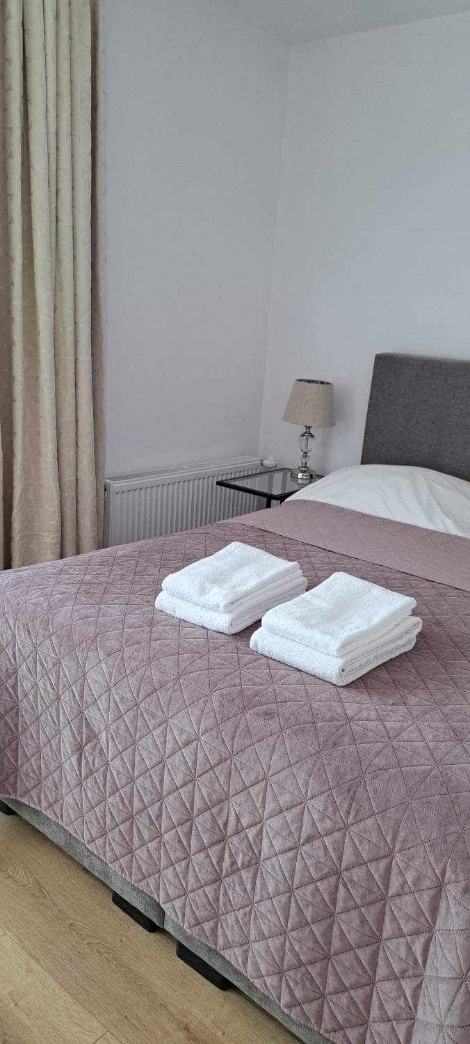 Bed, Photo of the whole room, Bedroom, towels