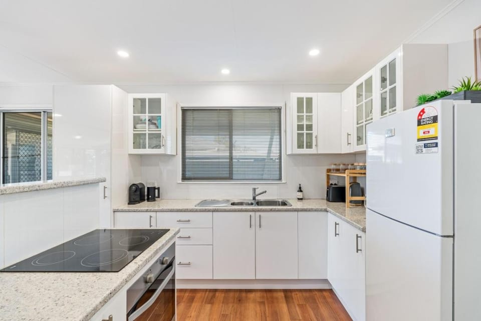 Coffee/tea facilities, Kitchen or kitchenette, oven, stove, toaster