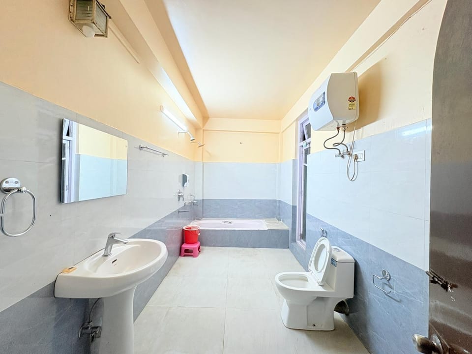 Shower, Toilet, Bathroom, Bath, bidet, towels