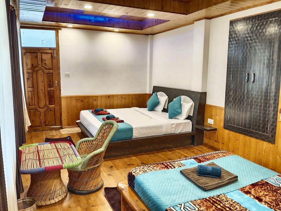 Bed, Photo of the whole room, Seating area, Bedroom