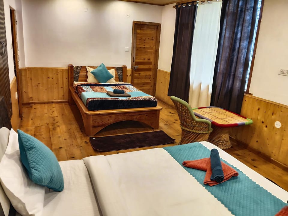 Bed, Photo of the whole room, Seating area, Bedroom