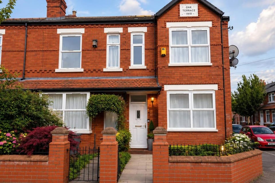 Large 7 Bedroom House! Parking. Close2City Centre House in Manchester