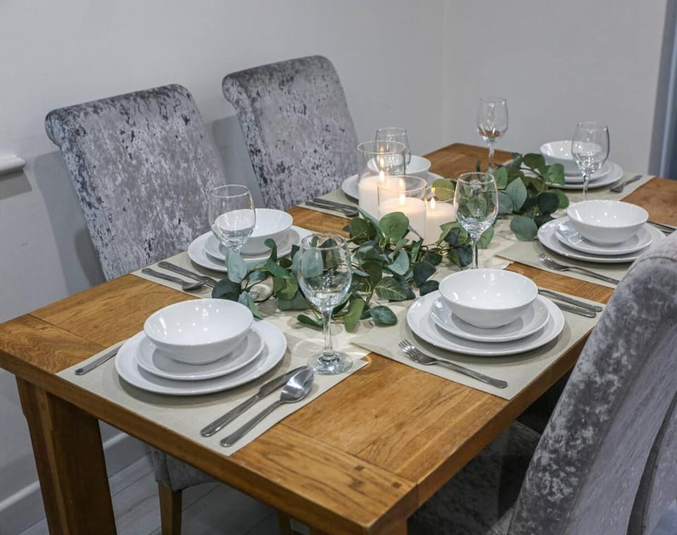 5 bedroom house; parking near Media City and MCR House in Salford