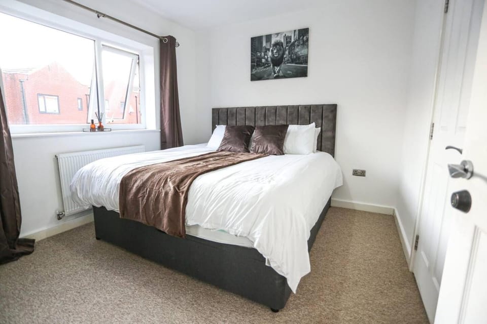 5 bedroom house; parking near Media City and MCR House in Salford