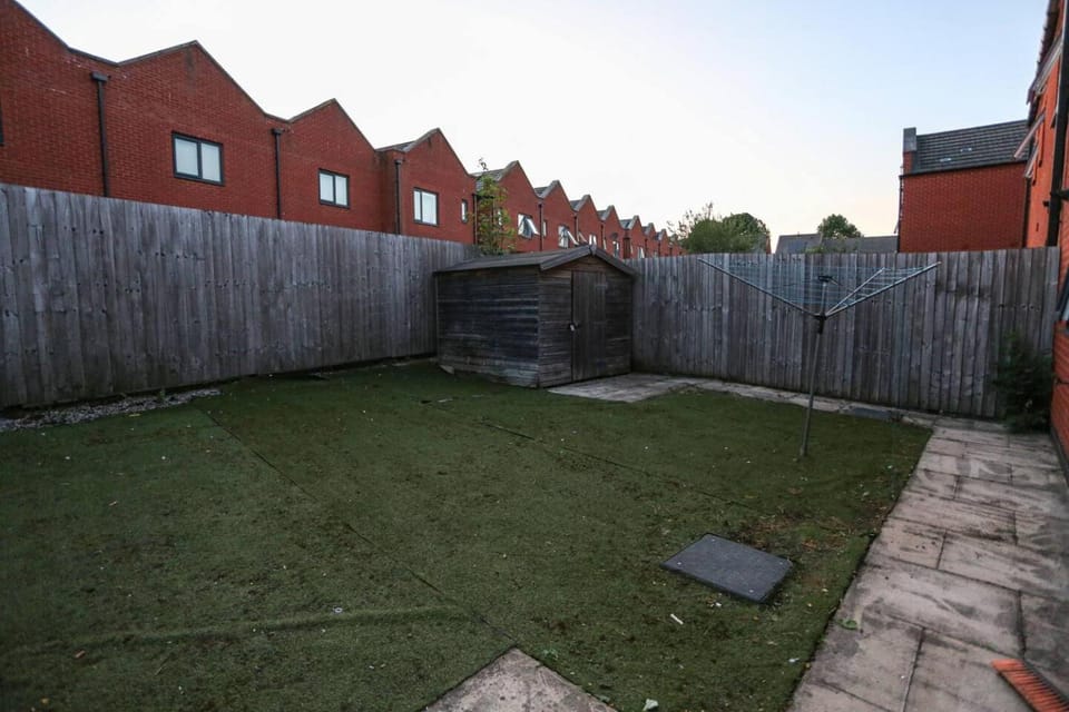 5 bedroom house; parking near Media City and MCR House in Salford