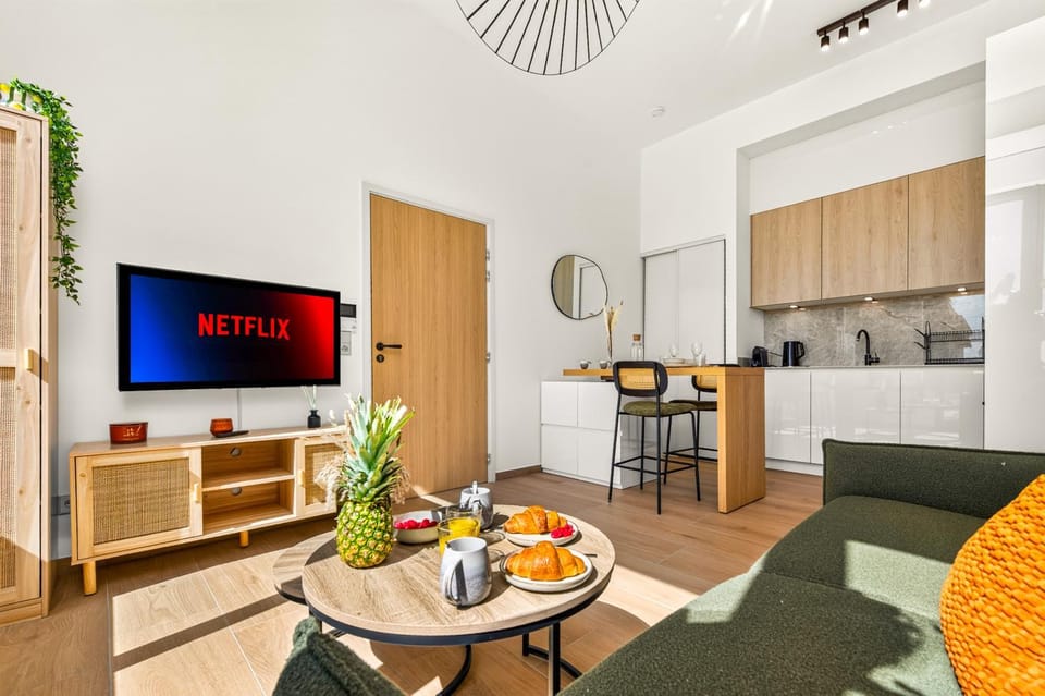 Communal lounge/ TV room, TV and multimedia, Kitchen or kitchenette, Living room, Seating area, Dining area, oven
