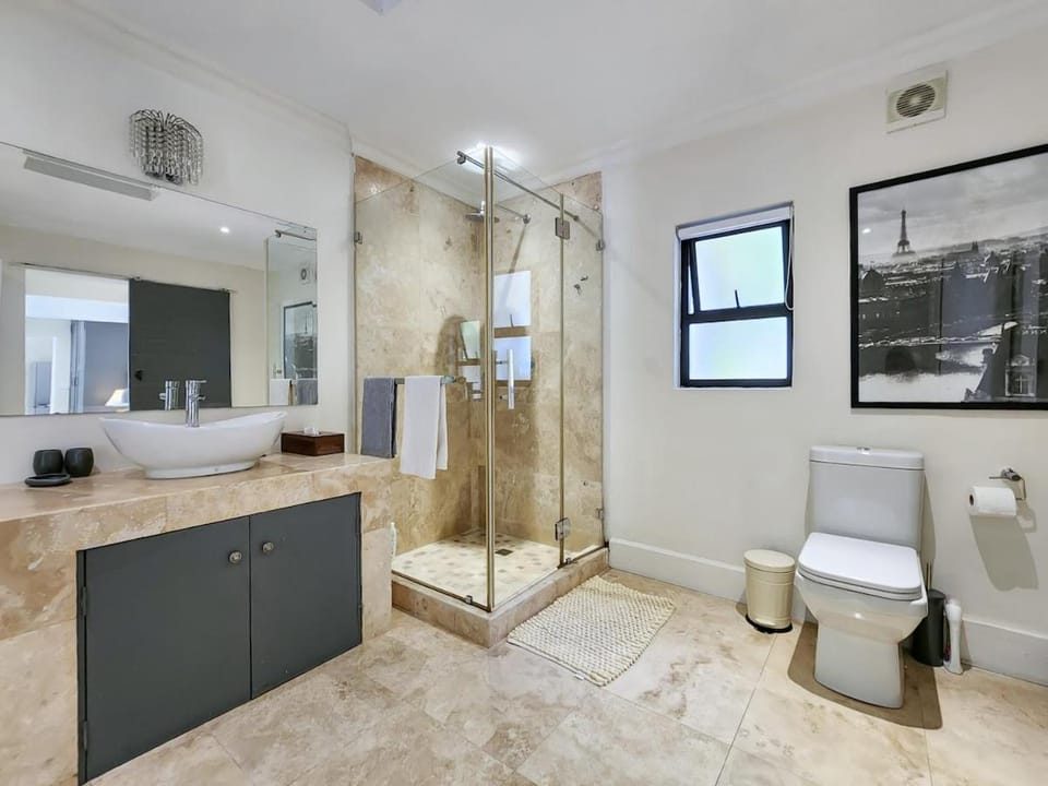 New! Spacious Cottage with private parking, patio and pool access Apartment in Cape Town