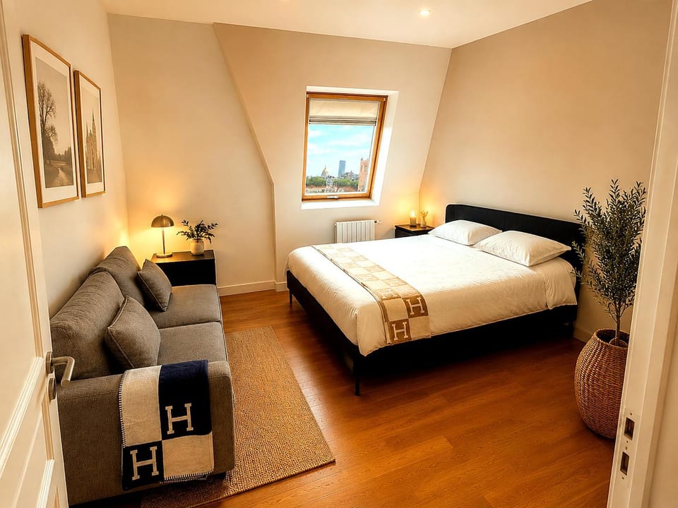 PLAZA GEORGE V - CHAMPS-ELYSEES - 190m2 - 4 Bedrooms - Air Conditioning Apartment in Paris