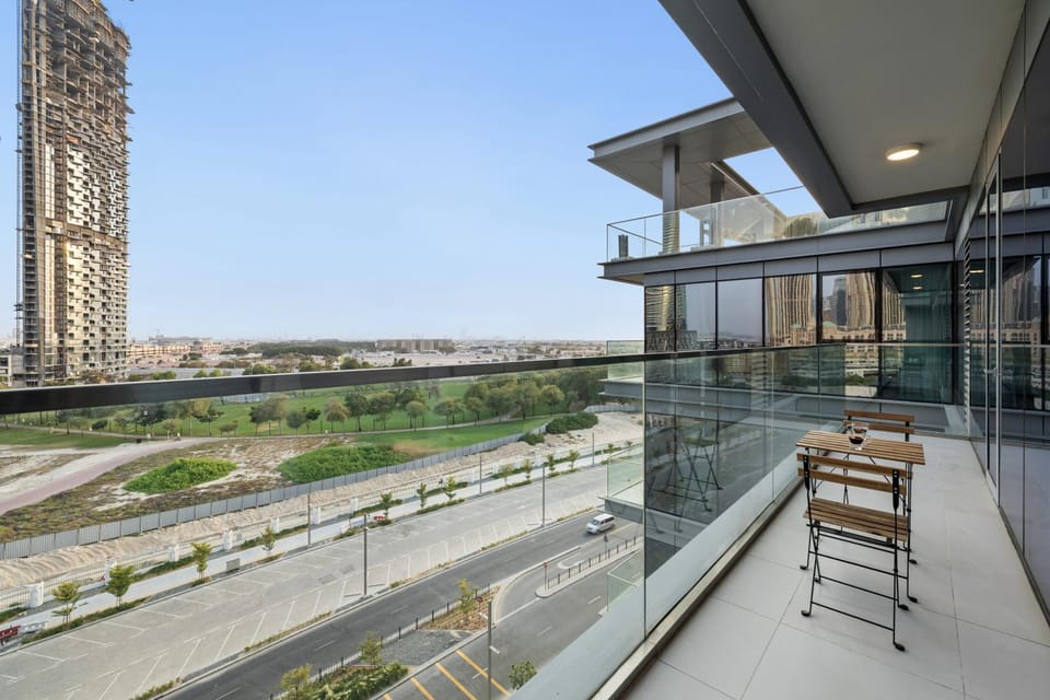 Property building, Day, View (from property/room), Balcony/Terrace, Living room, Seating area, City view
