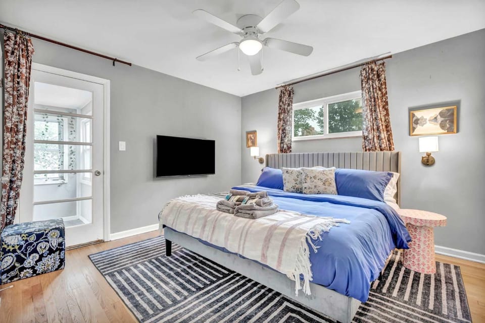 King Bed - Sleeps 5 - Lakewood Near Cleveland House in Lakewood