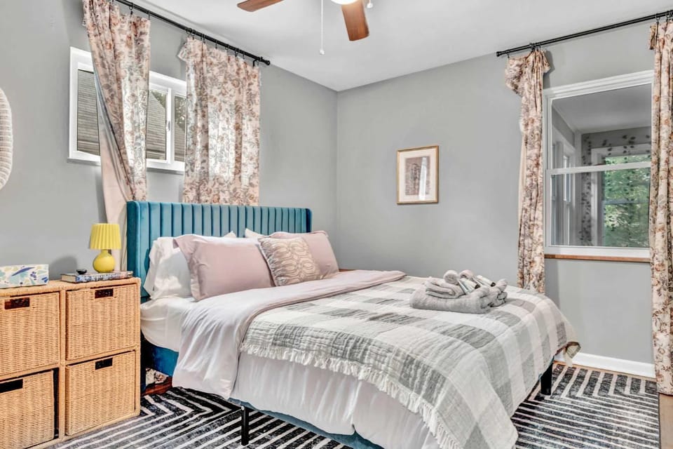 King Bed - Sleeps 5 - Lakewood Near Cleveland House in Lakewood