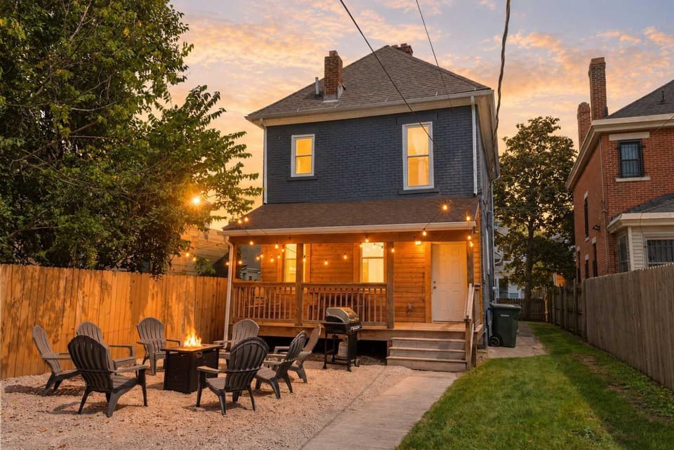 Modern 4BR Home - FirePit & Grill - Sleeps 10 House in Ohio