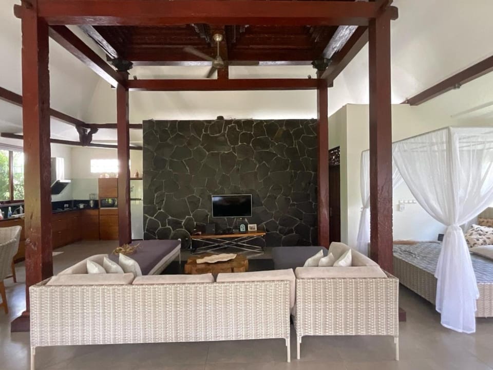 Bed, TV and multimedia, Living room, Photo of the whole room, Seating area, Bedroom