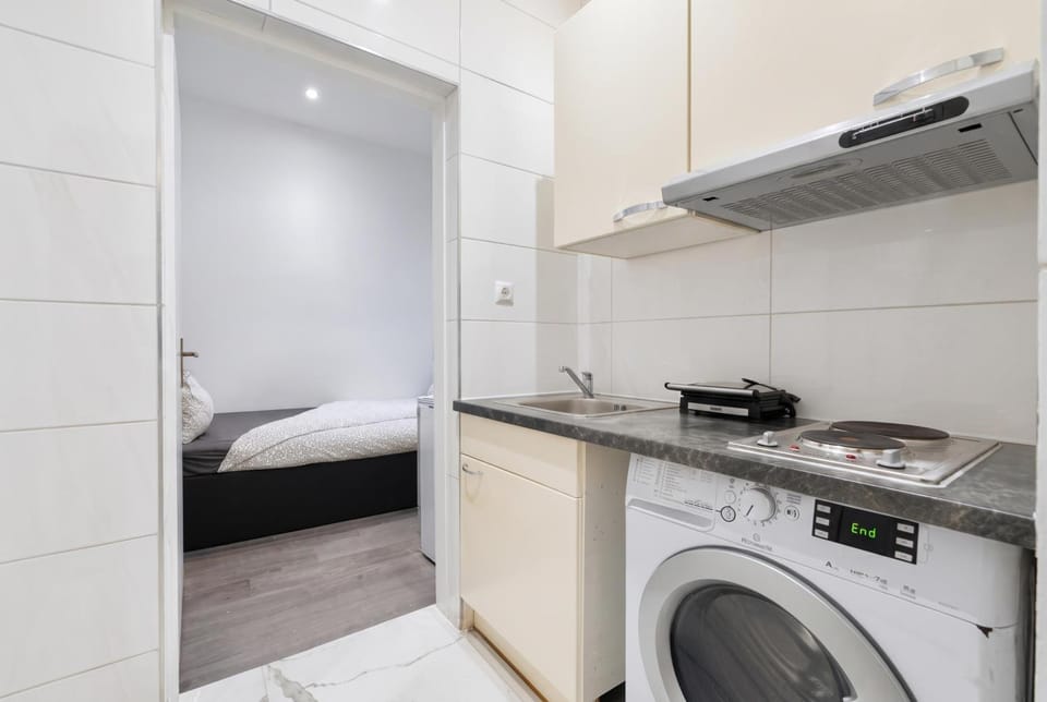 Bed, Kitchen or kitchenette, stove, washing machine