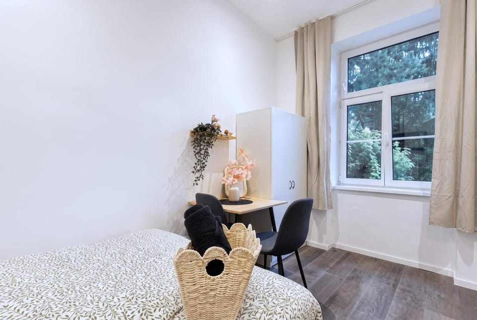 Bed, Seating area, Dining area, Bedroom