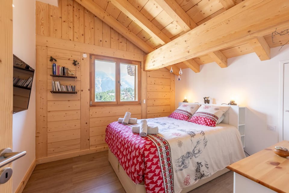 Bed, Photo of the whole room, towels