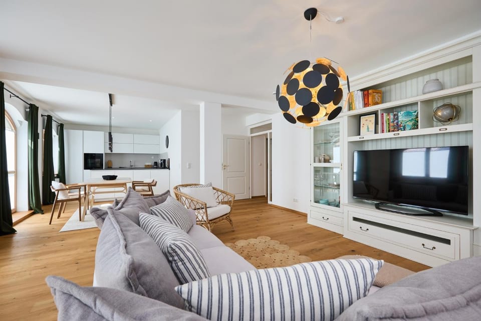 TV and multimedia, Kitchen or kitchenette, Seating area