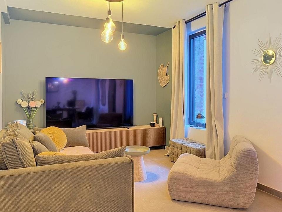 Communal lounge/ TV room, TV and multimedia, Living room, Seating area, Evening entertainment