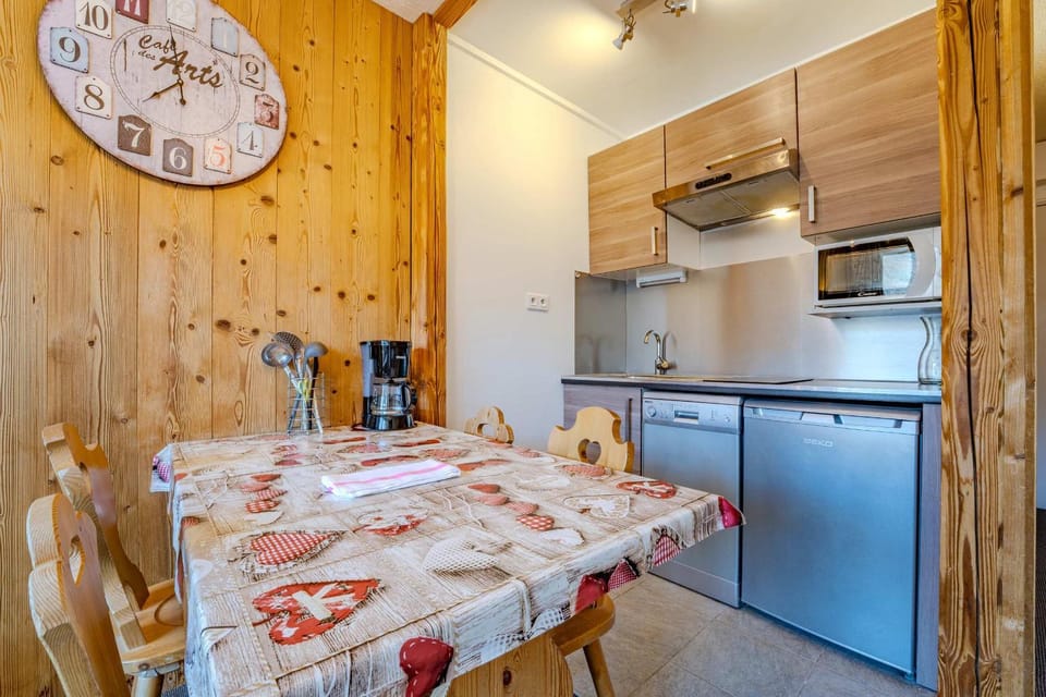 Ski-In Out Apt w Mountain Views Apartment in Les Allues