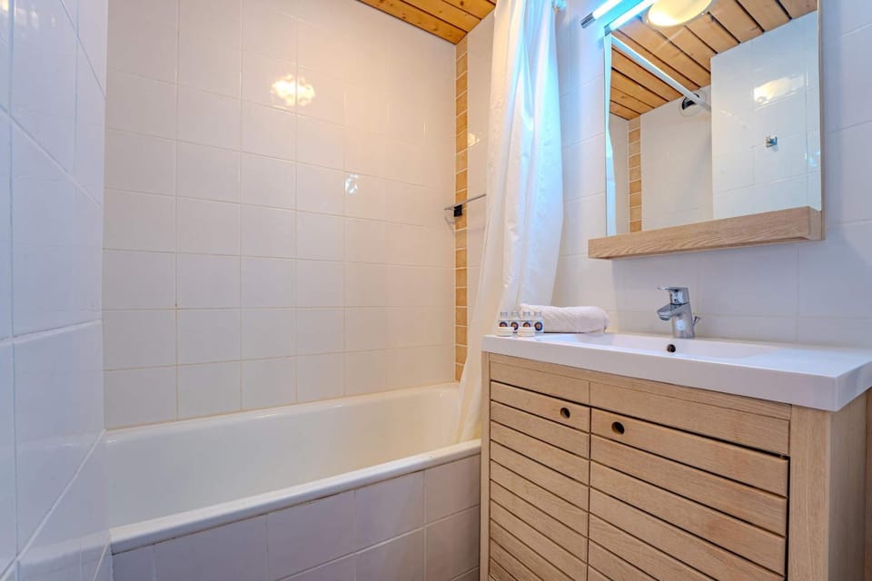 Ski-In Out Apt w Mountain Views Apartment in Les Allues