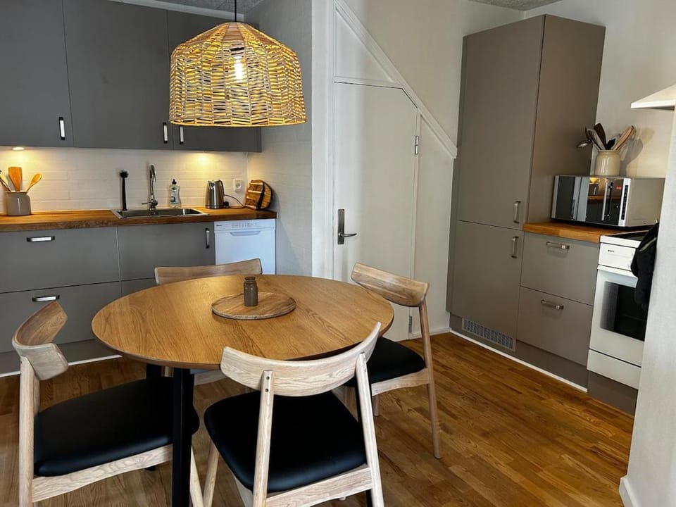 Kitchen or kitchenette, Dining area, dishwasher, stove