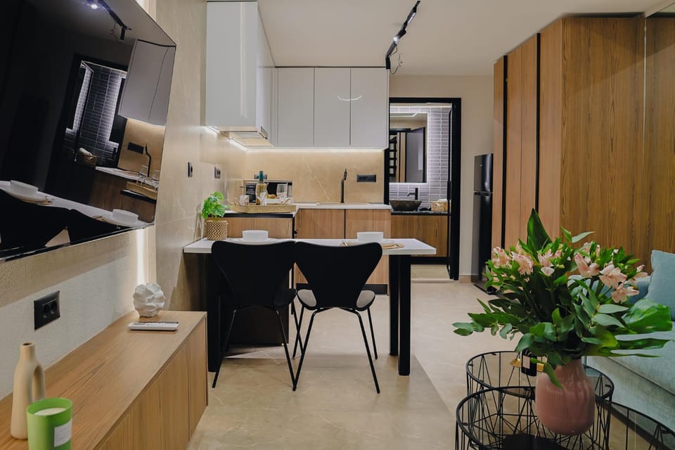 Kitchen or kitchenette, Dining area