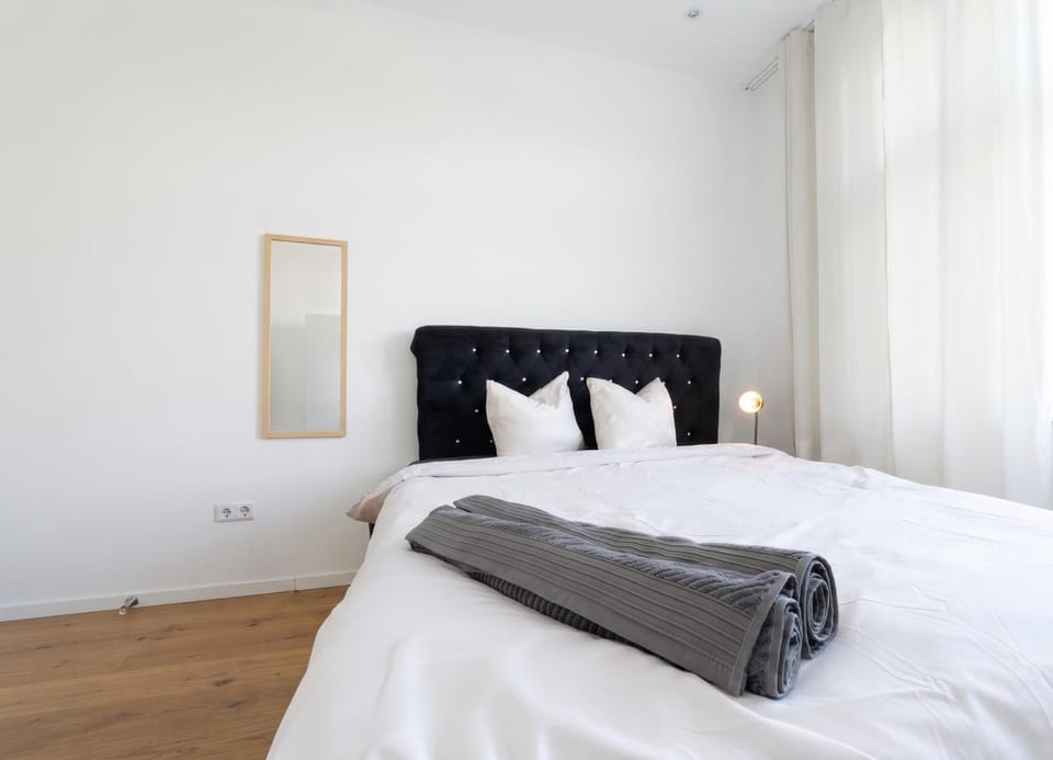 Bed, Bedroom, towels