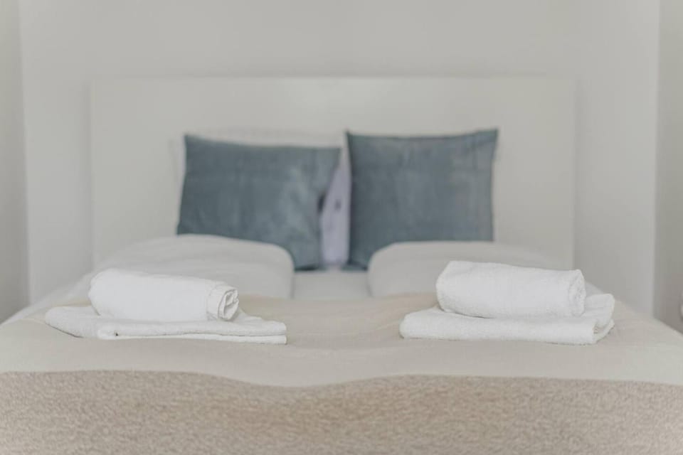 Bed, towels