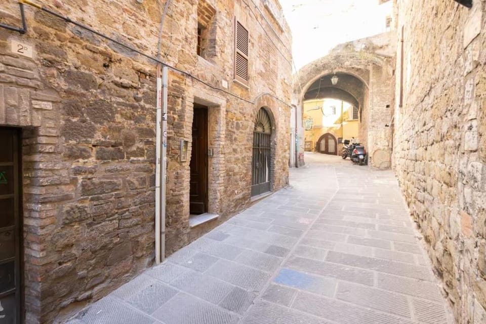 Viola - Historic Brick Vaults in Artists District Apartment in Perugia