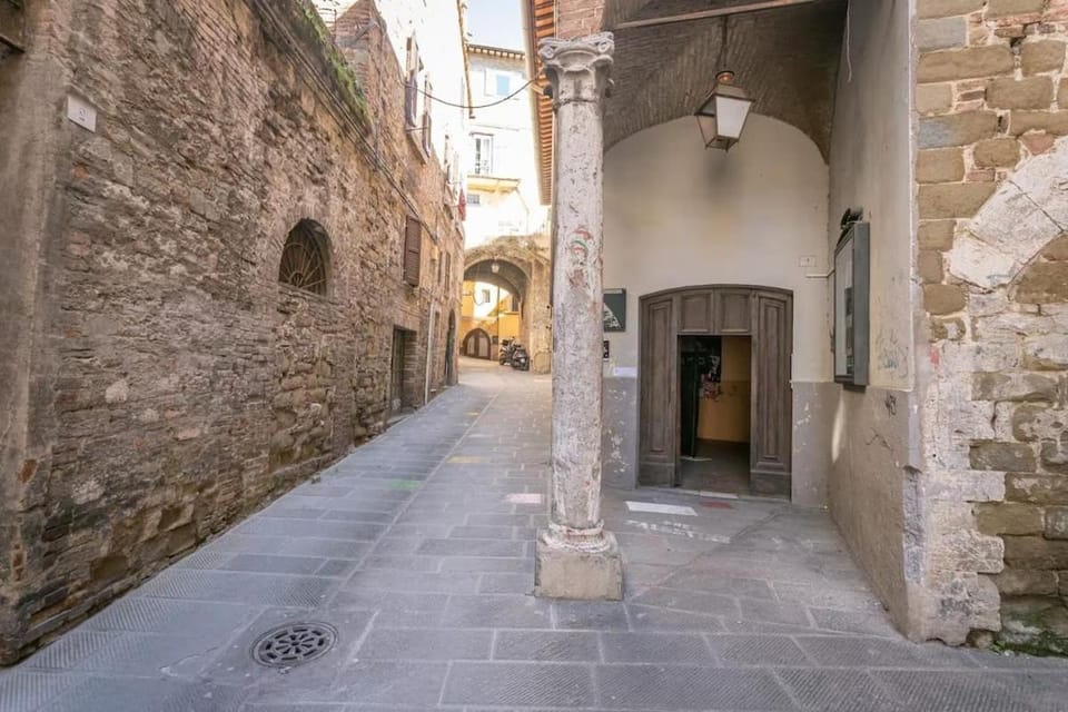 Viola - Historic Brick Vaults in Artists District Apartment in Perugia