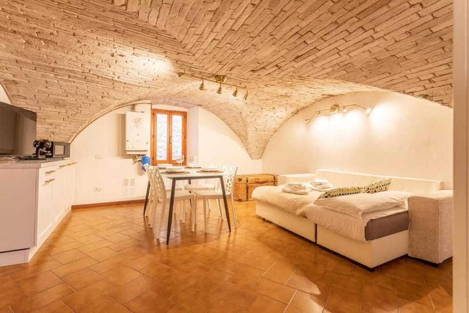 Viola - Historic Brick Vaults in Artists District Apartment in Perugia