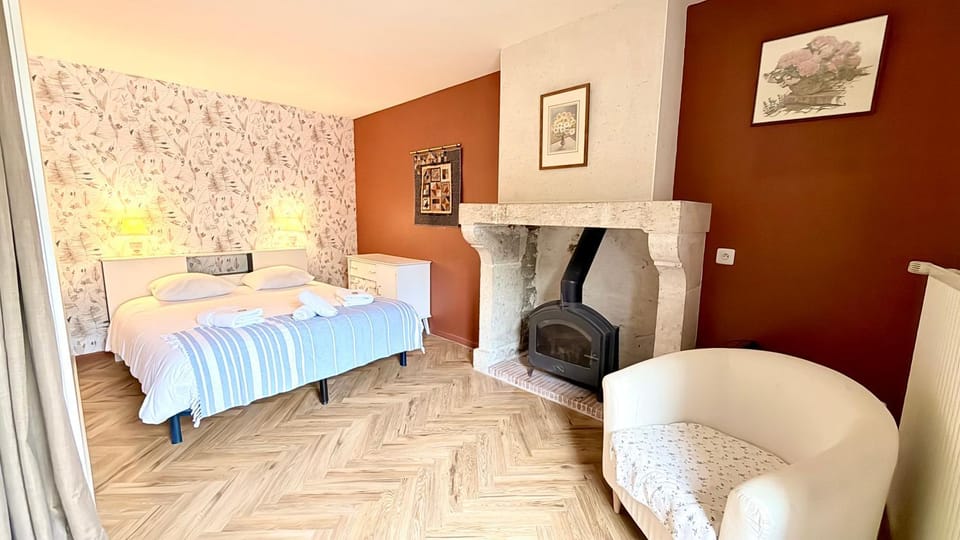Photo of the whole room, Bedroom