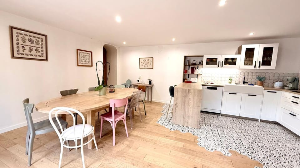 Dining area, Communal kitchen