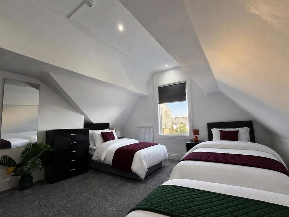 5 bed Contractors Stay Sleeps 9 Free park Apartment in Liverpool