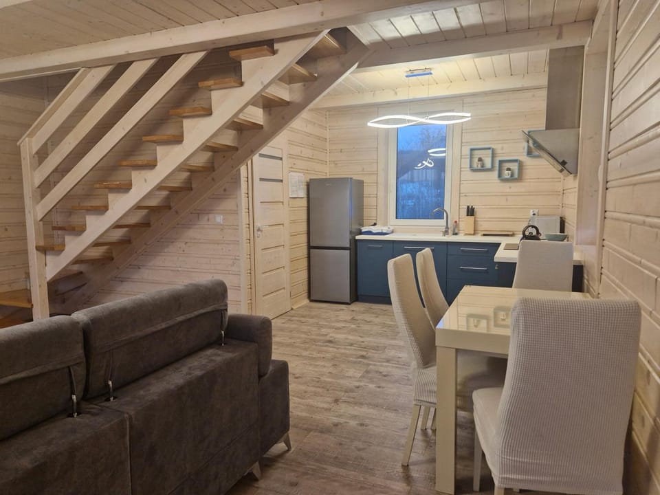Kitchen or kitchenette, Dining area
