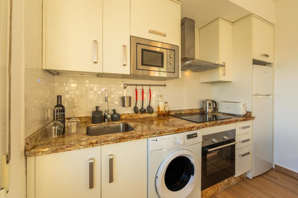 Coffee/tea facilities, Kitchen or kitchenette, oven, pet friendly, stove, washing machine