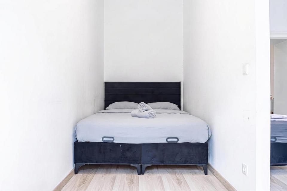Property building, Bed, Bedroom, towels