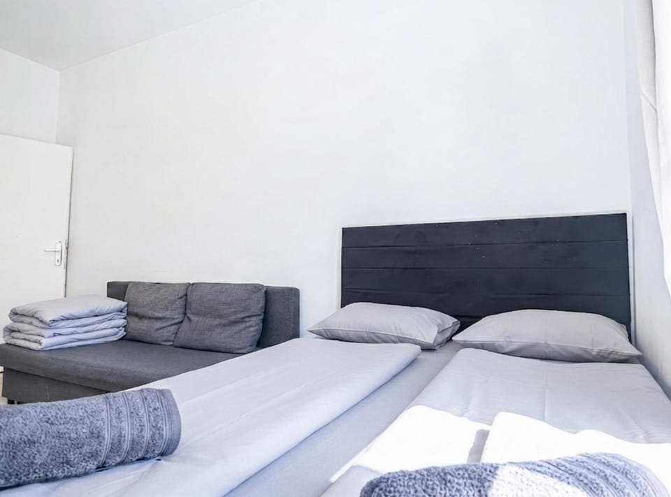 Bed, Seating area, Bedroom