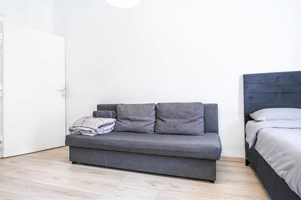 Bed, Seating area, Bedroom