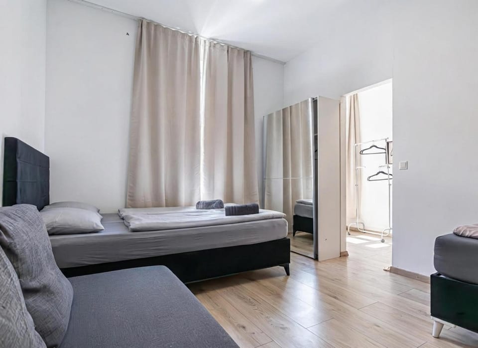Bed, TV and multimedia, Seating area, Bedroom