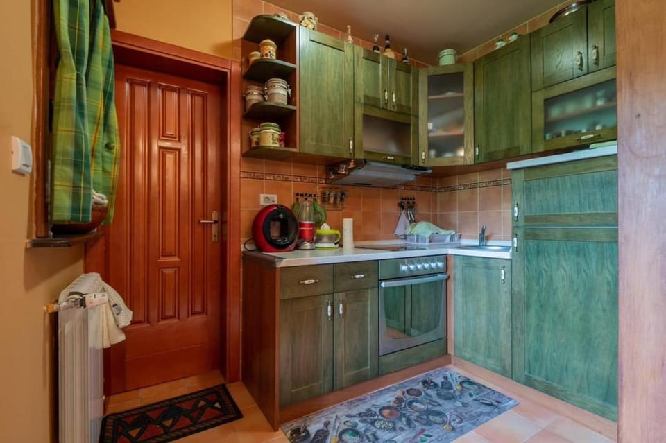 Coffee/tea facilities, Kitchen or kitchenette, dishwasher, heating, oven, stove