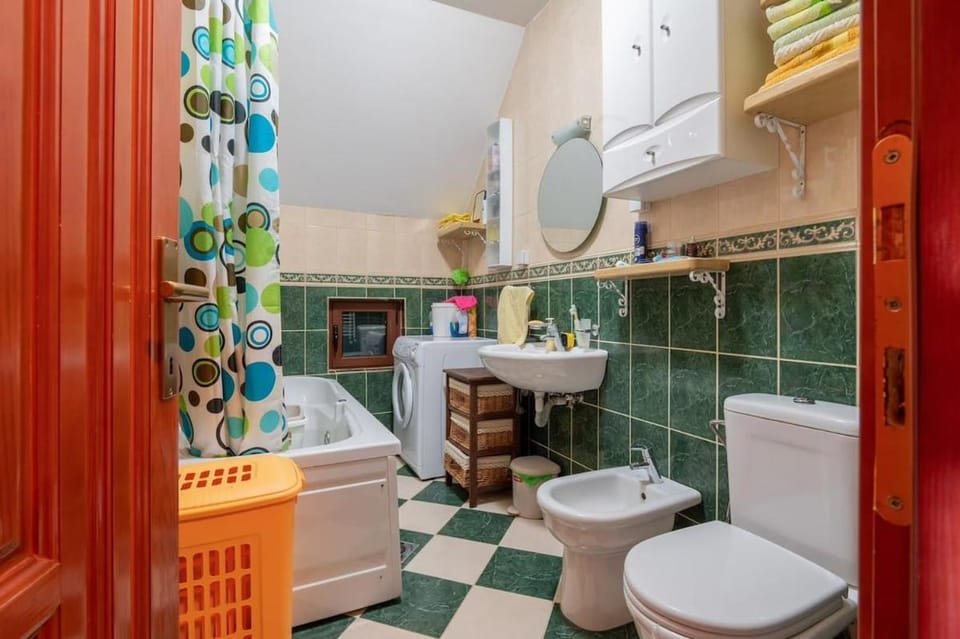 Toilet, Bathroom, Bath, bidet, towels, washing machine