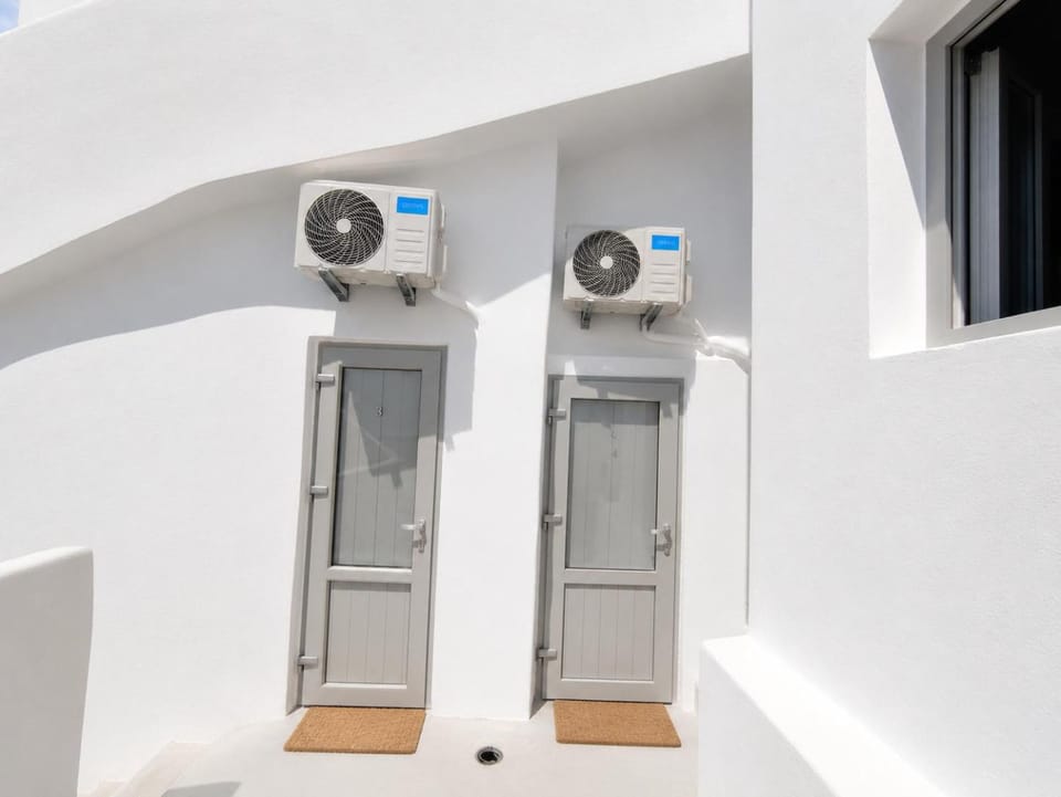 Moncler Fira Downtown Rooms Bed and Breakfast in Santorini
