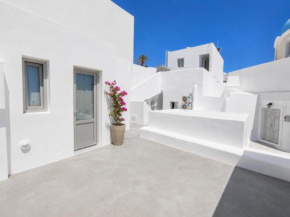 Moncler Fira Downtown Rooms Bed and Breakfast in Santorini