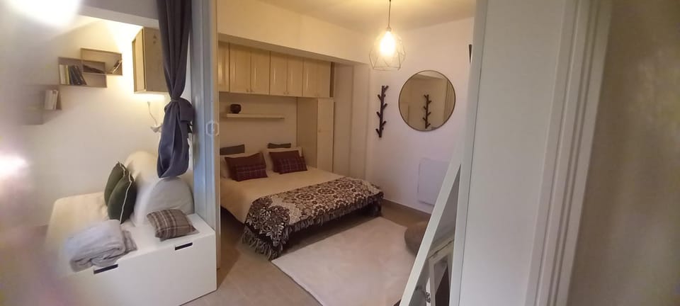 Photo of the whole room, Bedroom, wardrobe