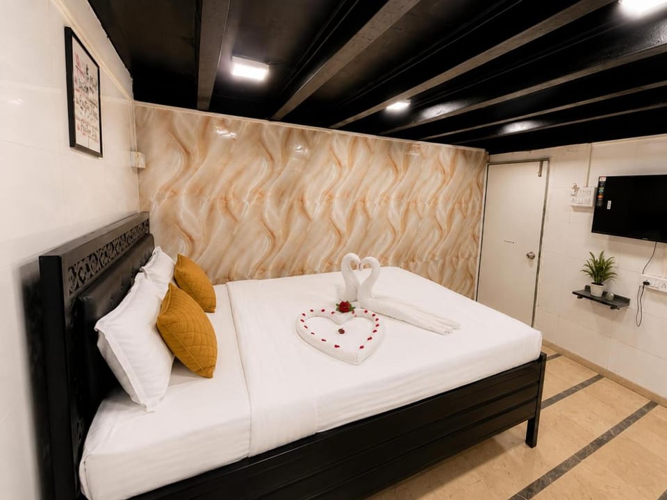 Bed, TV and multimedia, Photo of the whole room, Seating area, Bedroom, wardrobe