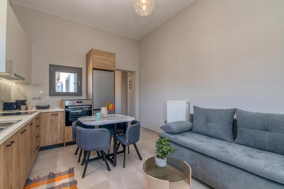Kitchen or kitchenette, Living room, Seating area, Dining area