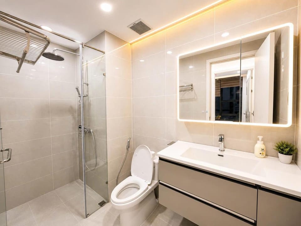 Shower, Toilet, Bathroom, Bath, bidet, towels